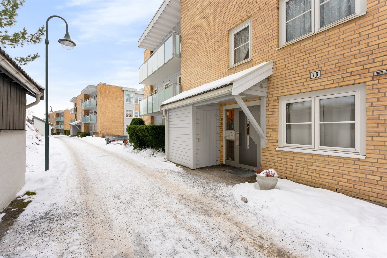 Leiligheten ligger i et tilbaketrukket og rolig sameie i blindvei uten gjennomgangstrafikk. Galleribilde