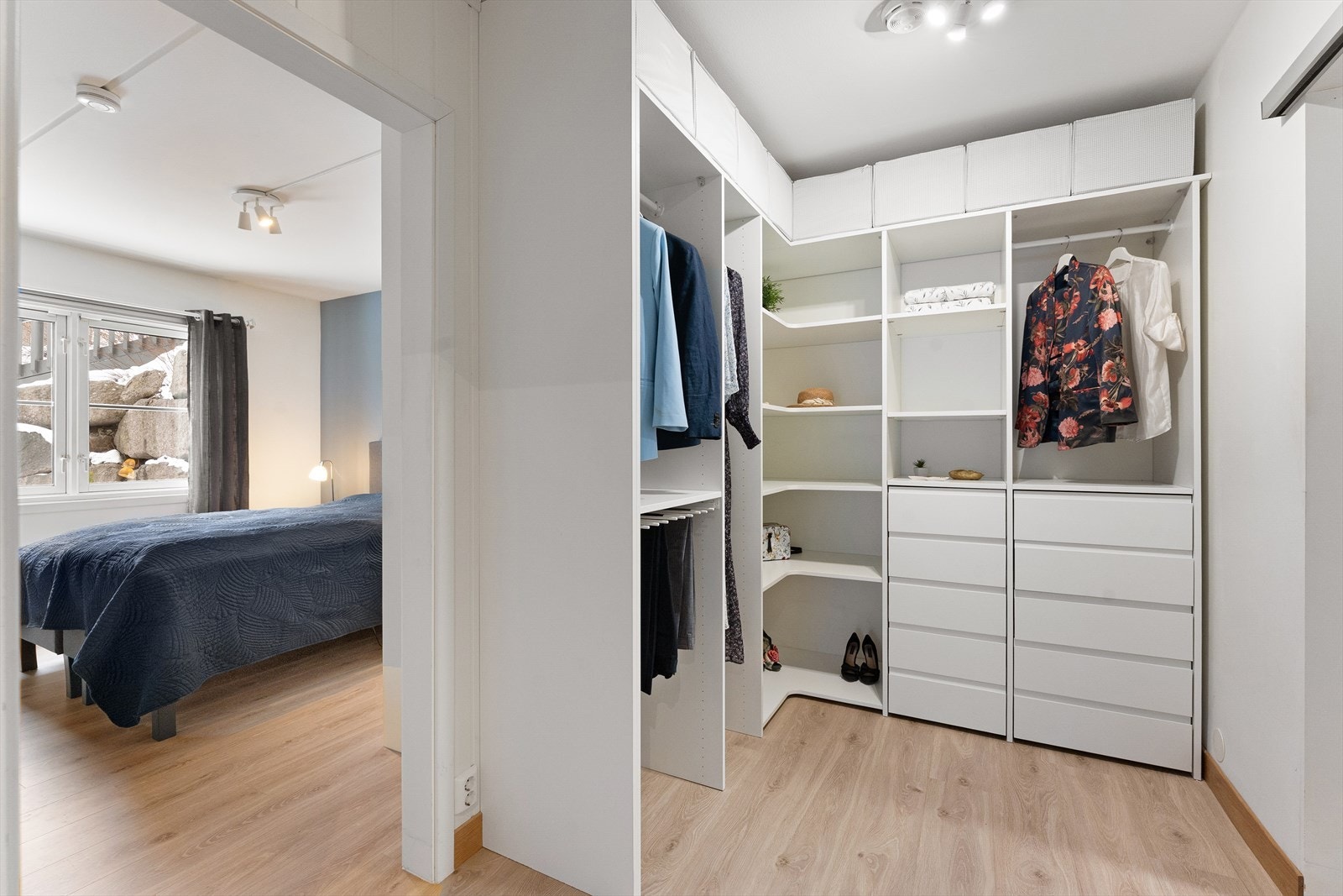 Walk-in garderobe innredet med stor garderobe. Galleribilde
