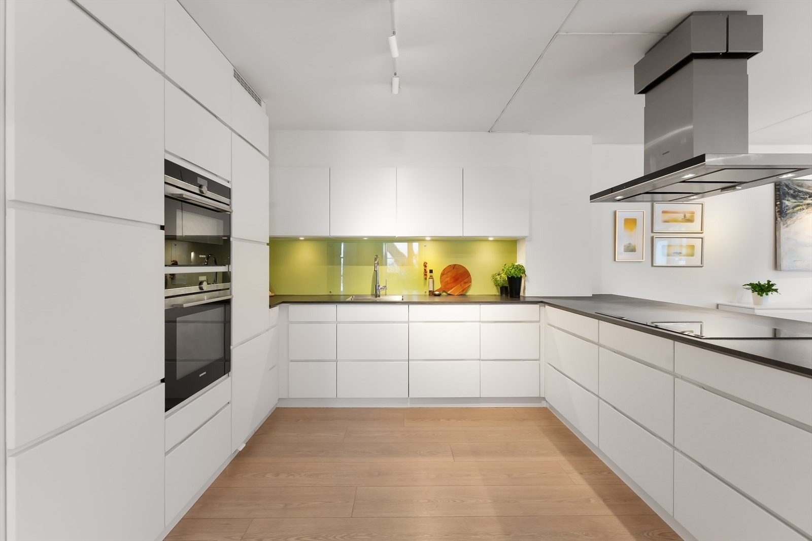 Kjøkkenet er utstyrt med kjøleskap, fryseskap, oppvaskmaskin, platetopp, stekeovn, vannstoppsystem og komfyrvakt. Galleribilde