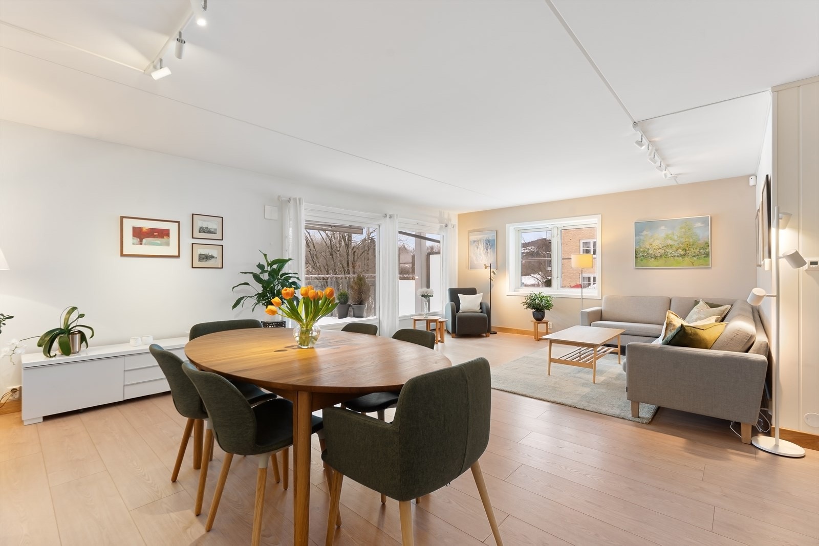 Gulvene er lagt med 1-stavs laminat, og veggene er malt i tidsriktige fargetoner. Galleribilde