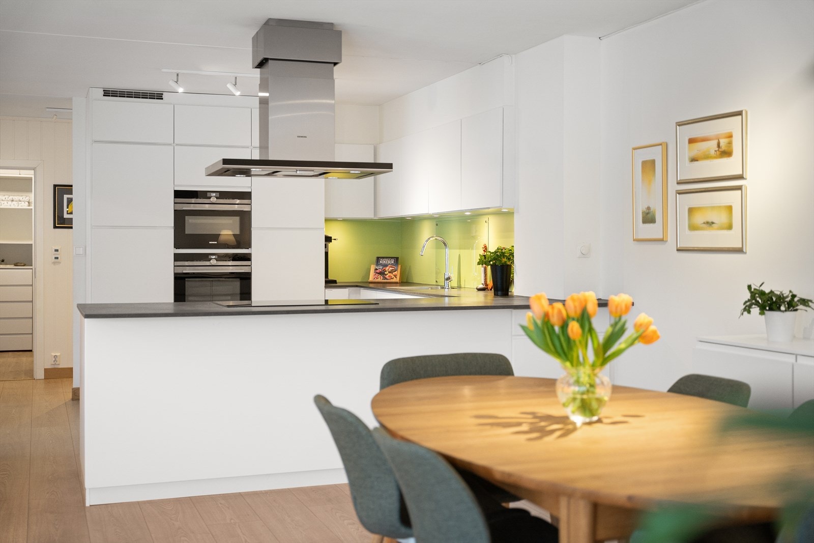 Spiseplassen ligger i praktisk forlengelse av kjøkkenet. Galleribilde