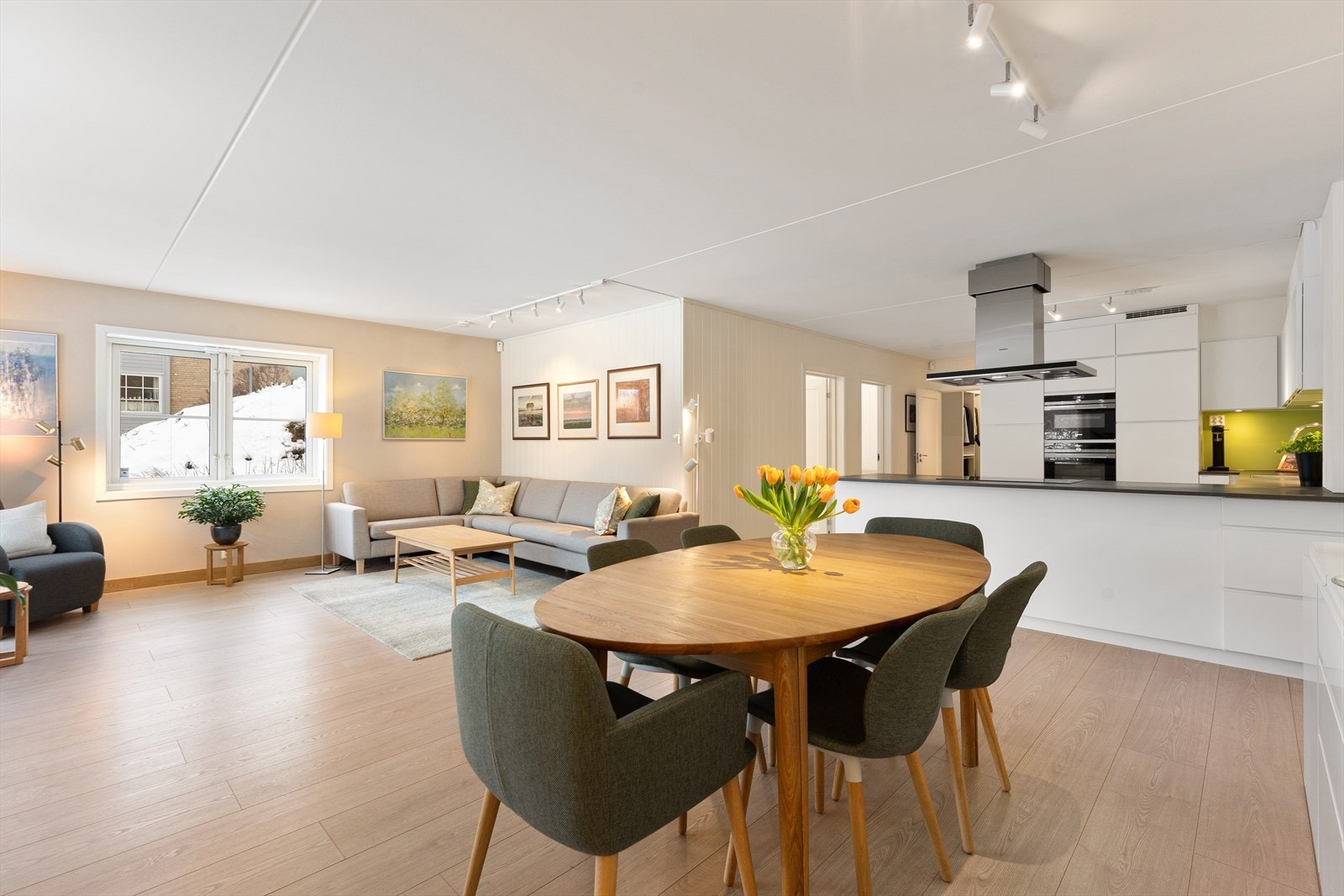 God plass til stort spisebord. Galleribilde