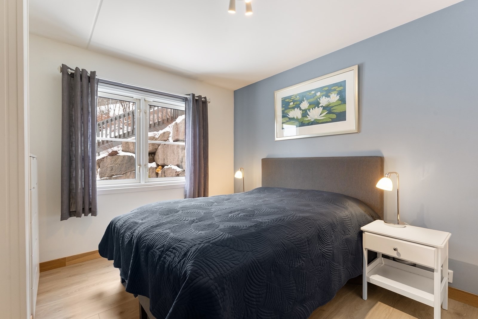 Hovedsoverommet ligger i suiteløsning med badet. Galleribilde