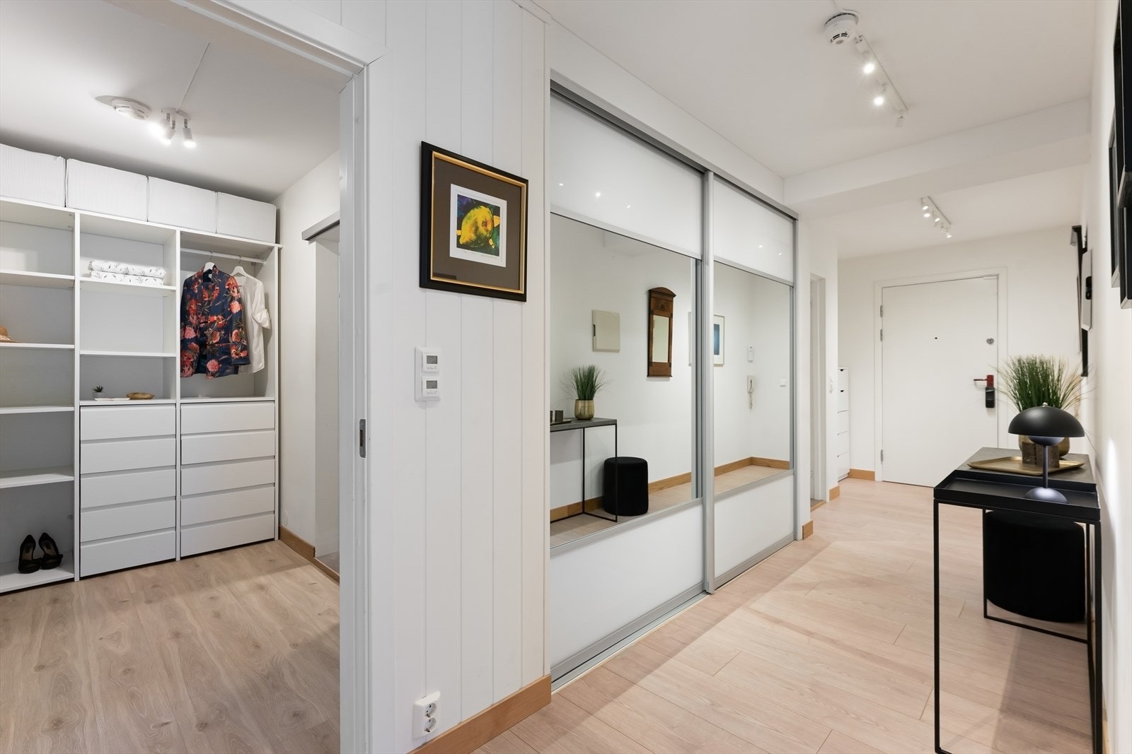 Fra gangen er det adkomst til walk-in garderobe, tilhørende hovedsoverommet. Galleribilde