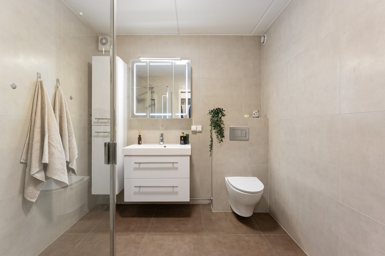 Flislagt bad med elektriske varmekabler. Galleribilde