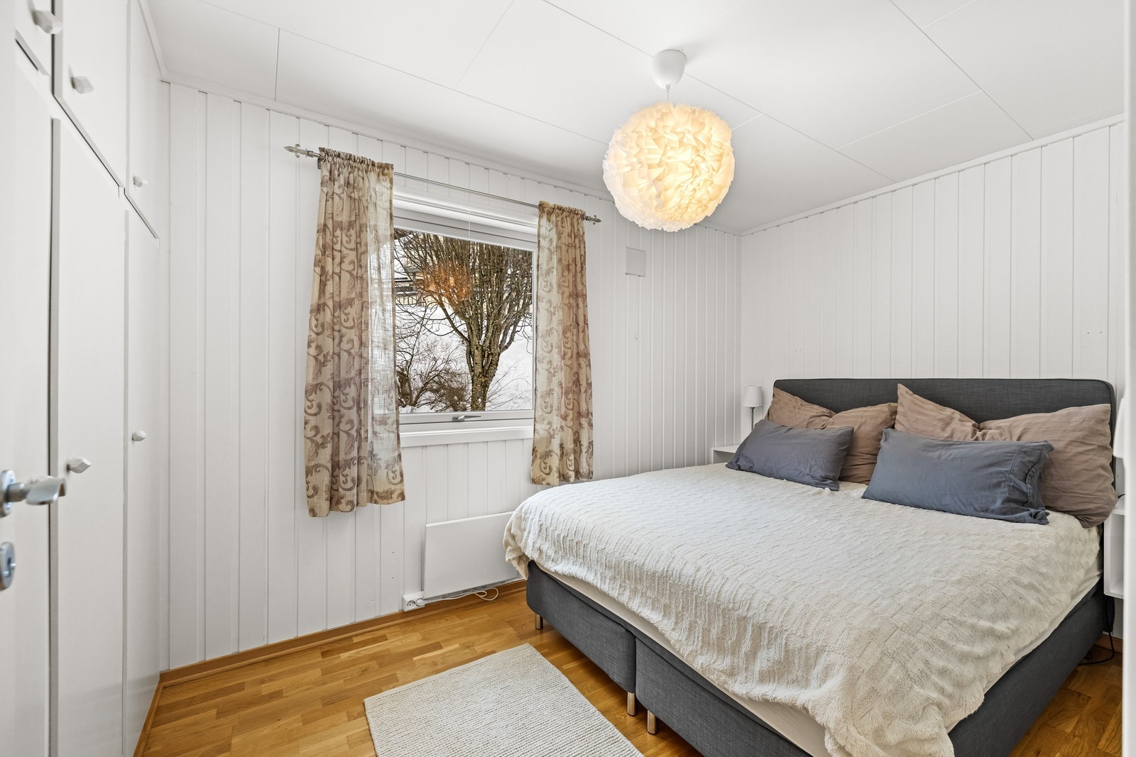 Boligens andre soverom har plassbygget garderobeskap Galleribilde