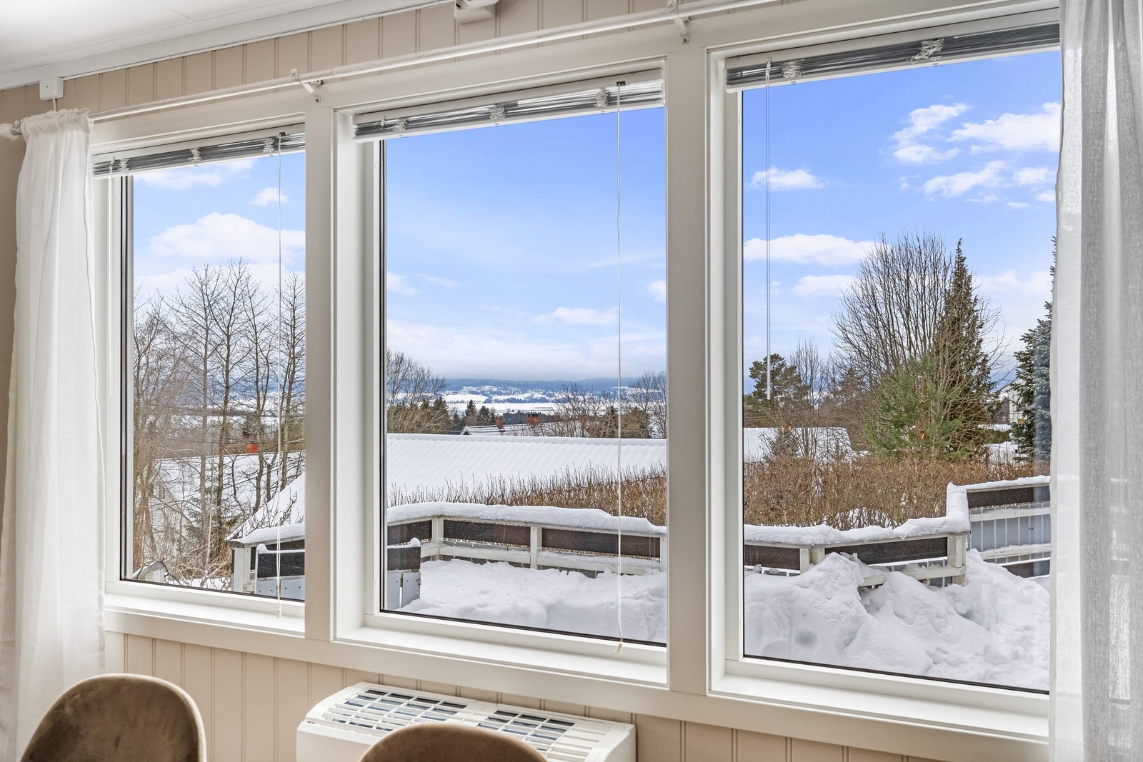 Fra stuevinduene har man en åpen og fin utsikt over landskapet. Galleribilde