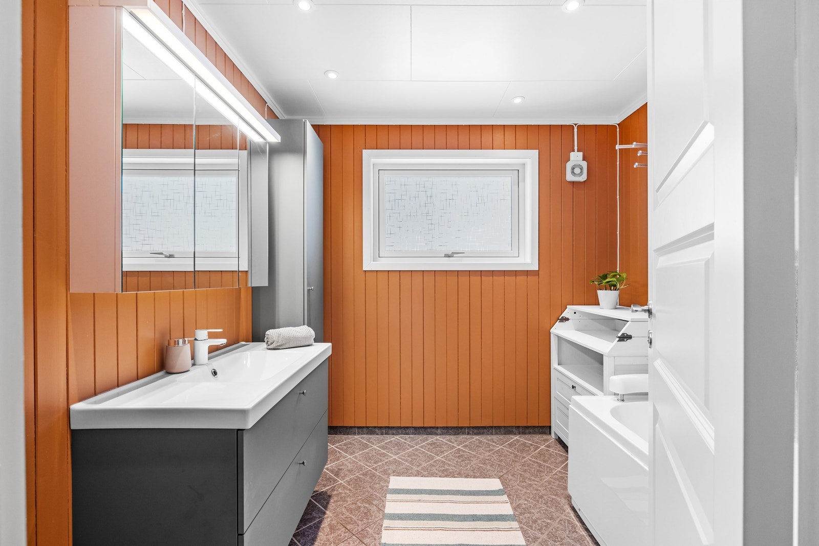 Badet i første etasje har elektrisk gulvvarme og downlights i taket. Galleribilde