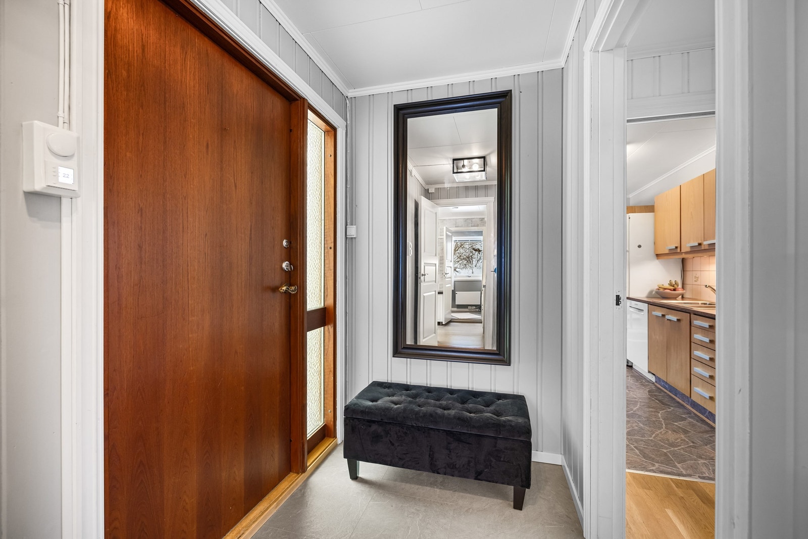 Entréen ønsker velkommen med varmefolie i gulvet for økt komfort Galleribilde