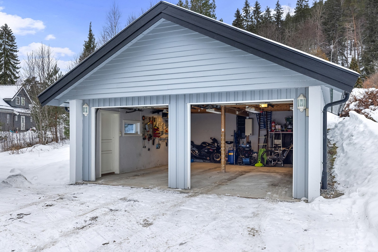 I tillegg er det en frittstående dobbelgarasje på 42 m² med elektriske portåpnere. Galleribilde