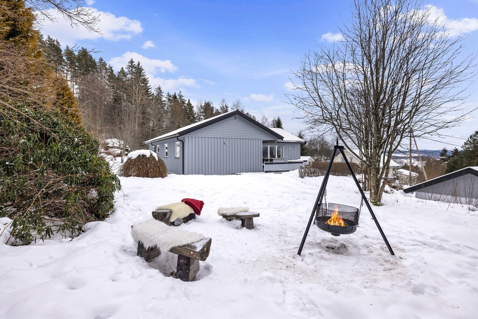 Uteområdet er et eldorado for barn, med en koselig bålplass for samlinger utendørs. Galleribilde