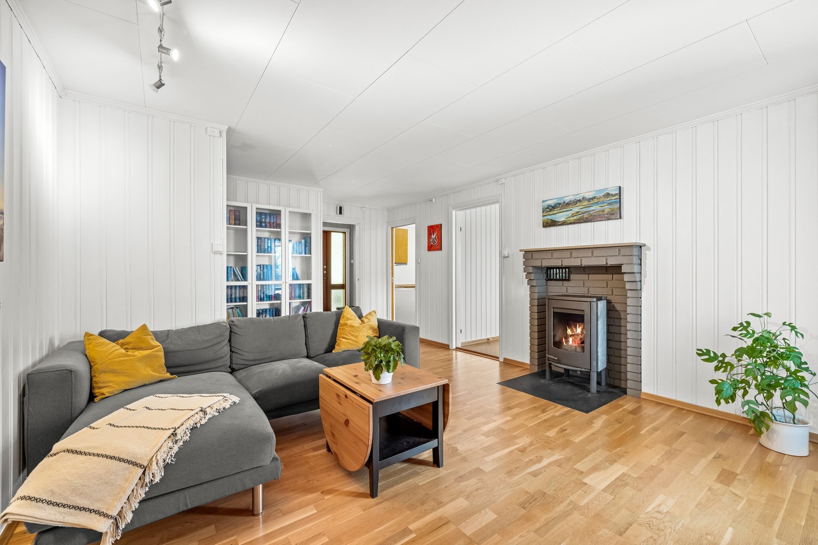 I TV-stuen er det en peisovn med glassdør som gir ekstra varme og hygge. Galleribilde