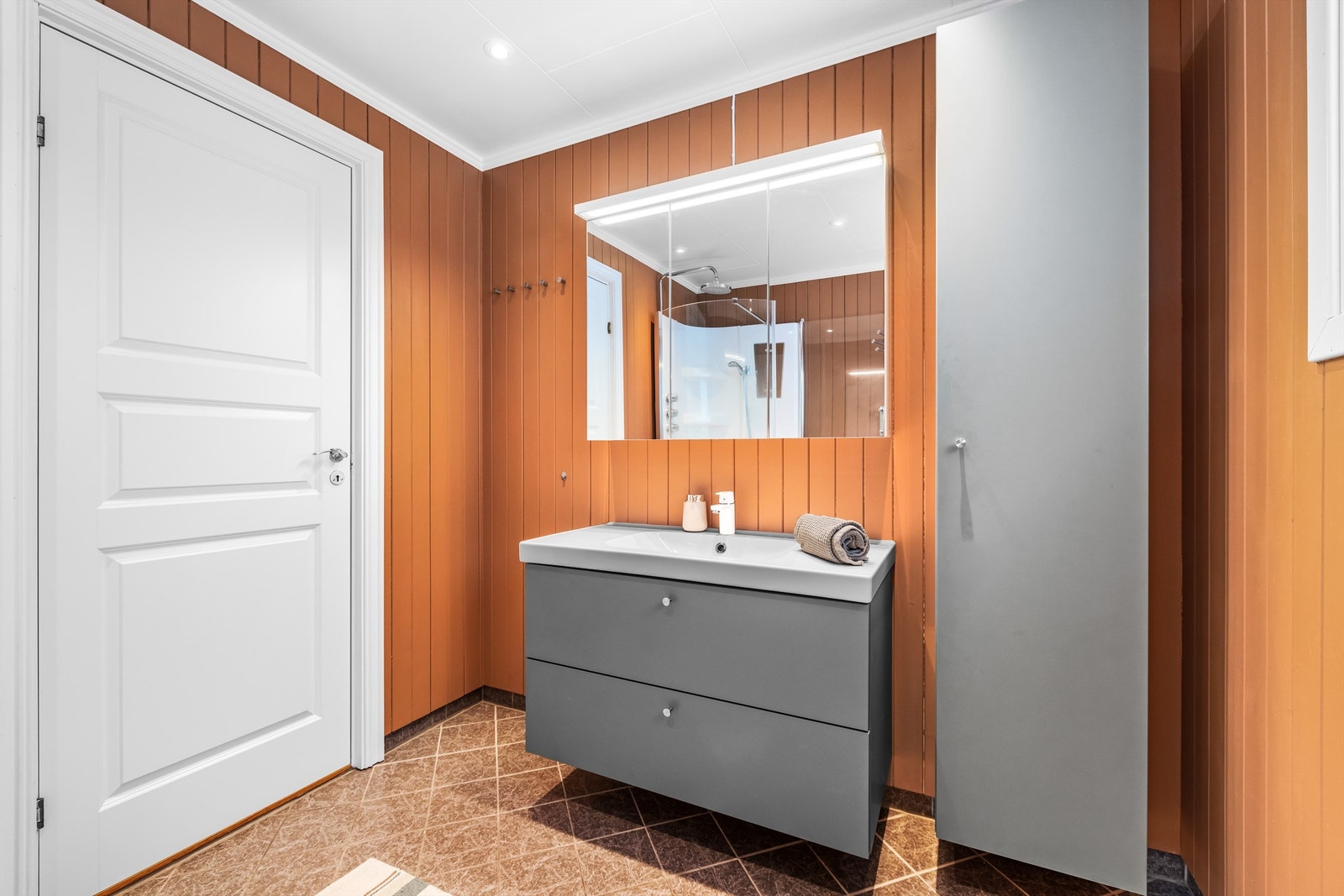 Innredningen består av servantskap, overskap med speil og et praktisk høyskap. Galleribilde