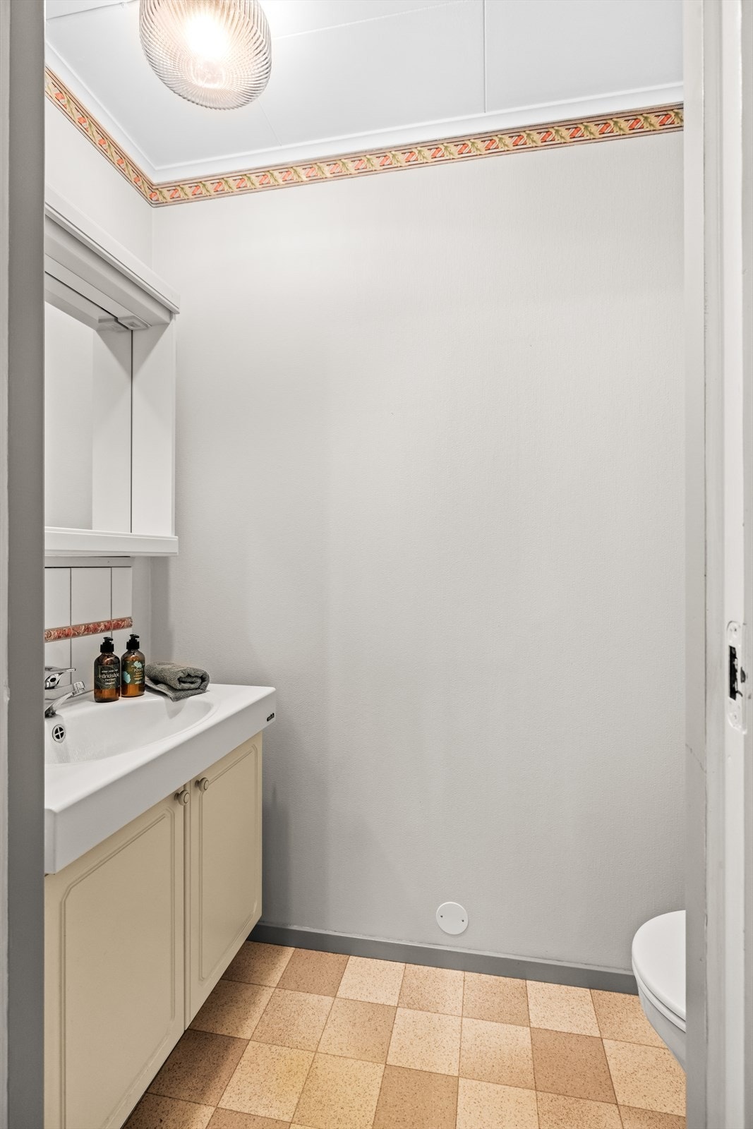 I tillegg til badet har etasjen et separat toalettrom med servant. Galleribilde