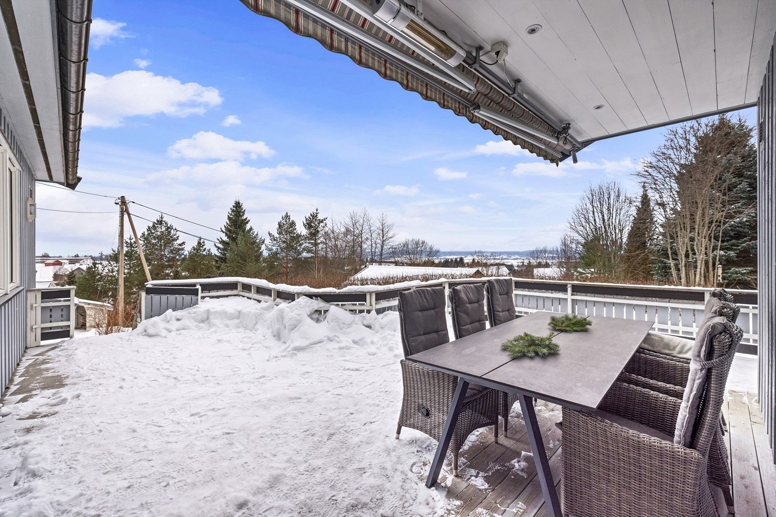 Terrassen har gode solforhold og plass til en stor sittegruppe. Galleribilde