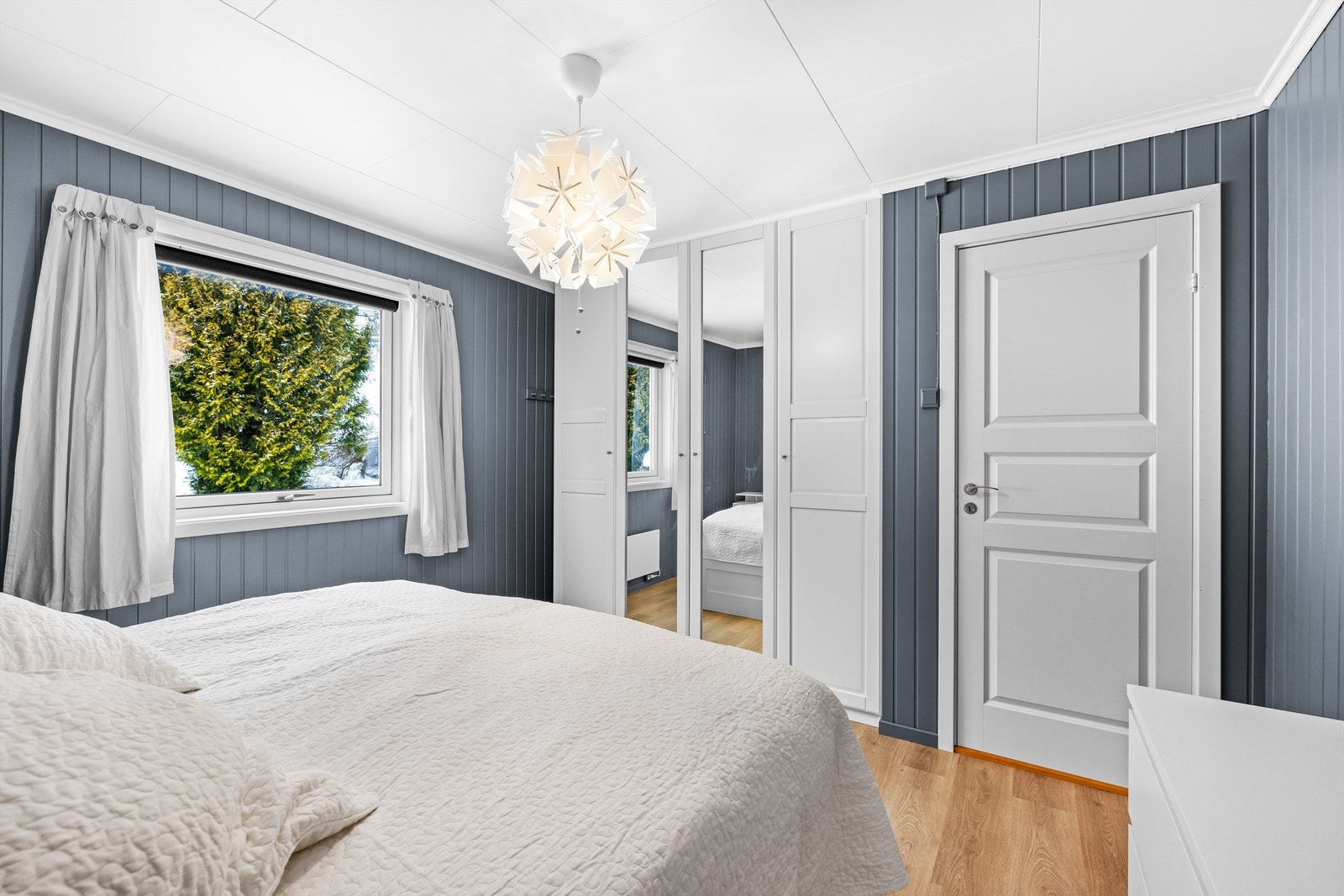 Rommet er utstyrt med garderobeskap for effektiv oppbevaring. Galleribilde