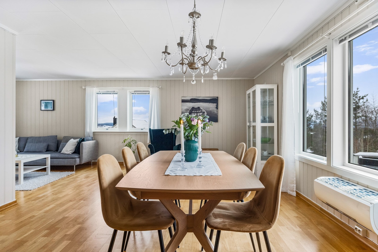 En luft til luft varmepumpe bidrar til effektiv oppvarming av oppholdsrommene. Galleribilde