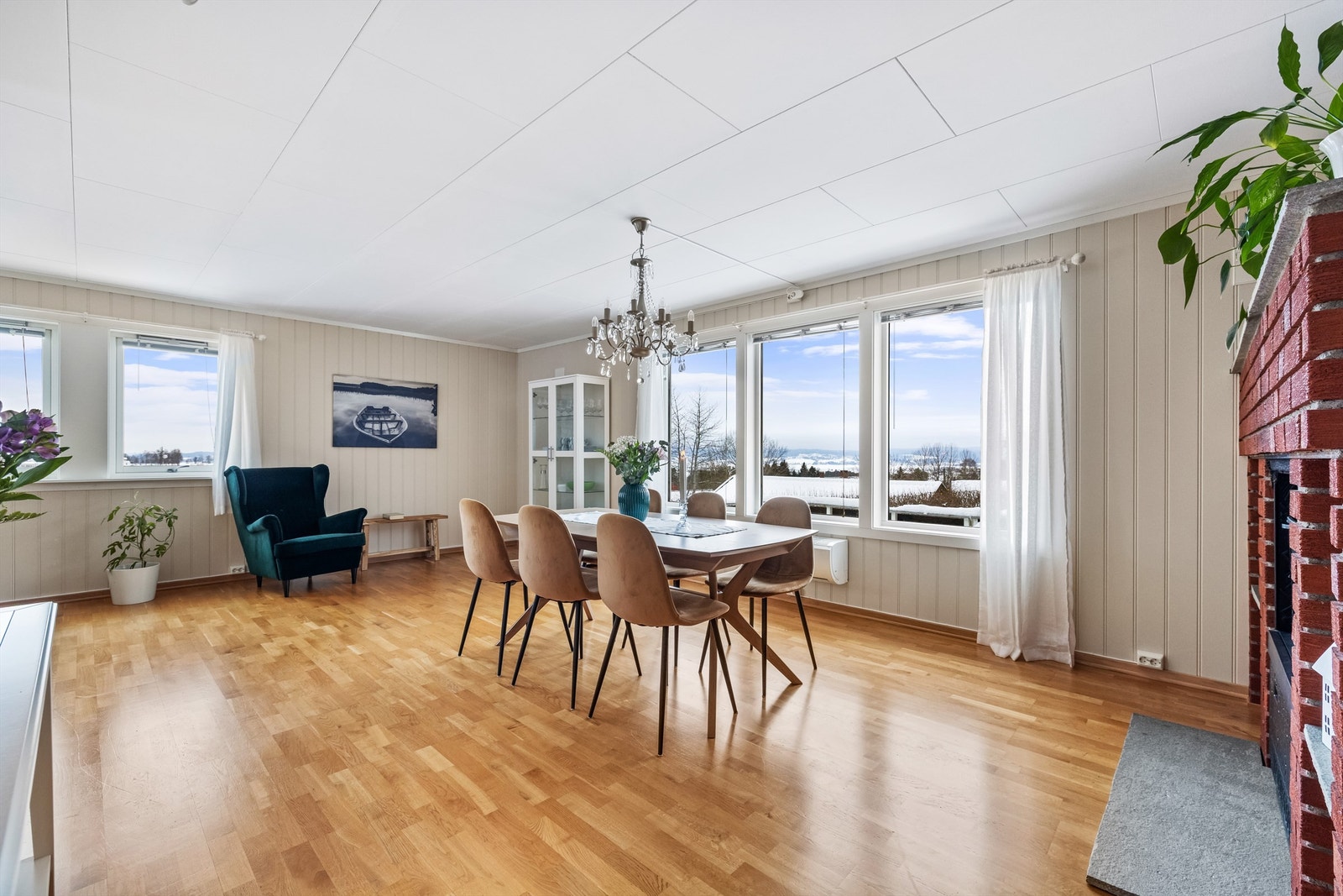 Fra spiseplassen er det en åpen utsikt over nærområdet. Galleribilde