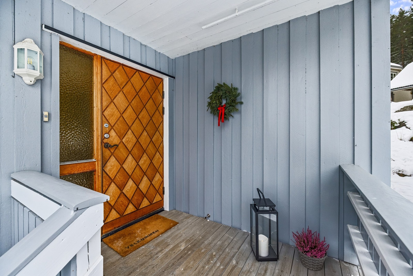 Adkomst til hovedetasjen skjer via en utvendig trapp og et overbygget inngangsparti. Galleribilde