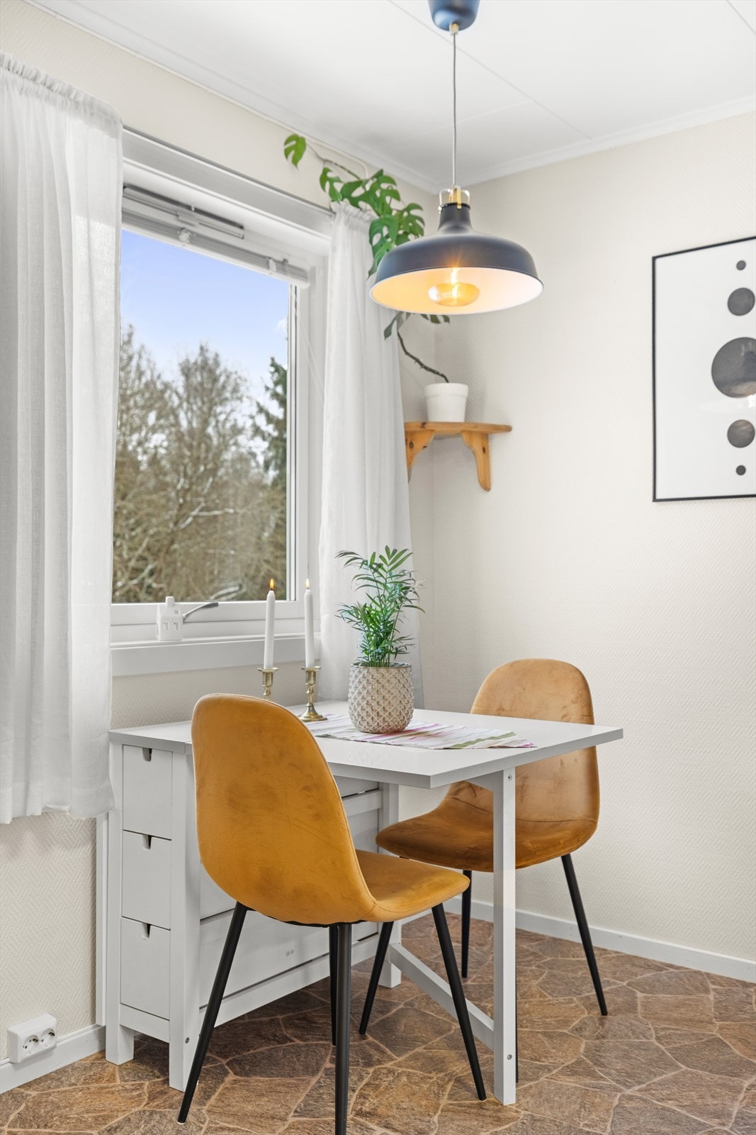 Ved vinduet er det en hyggelig spiseplass for enkle måltider Galleribilde