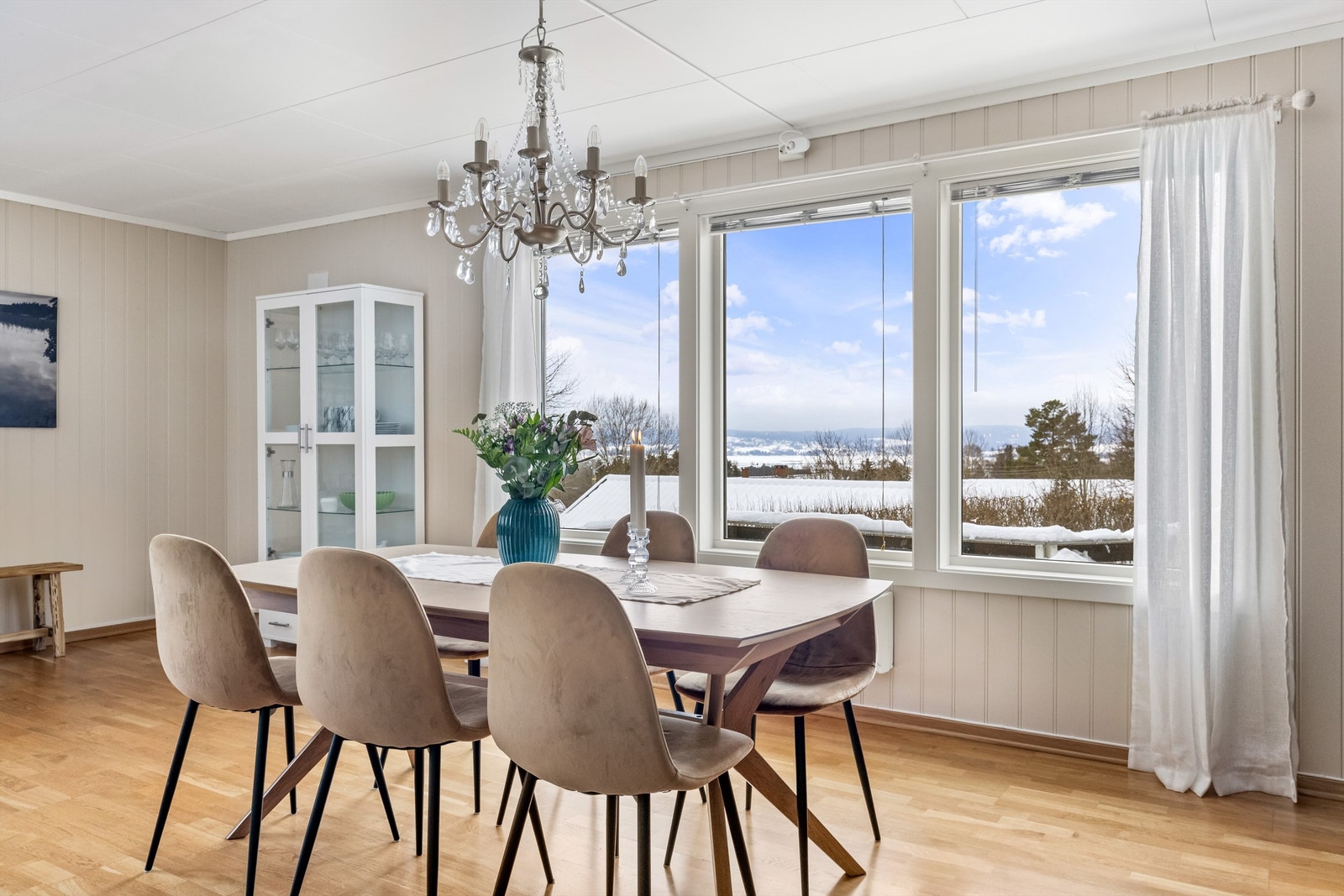 De store vinduene rammer inn utsikten fra spiseplassen. Galleribilde