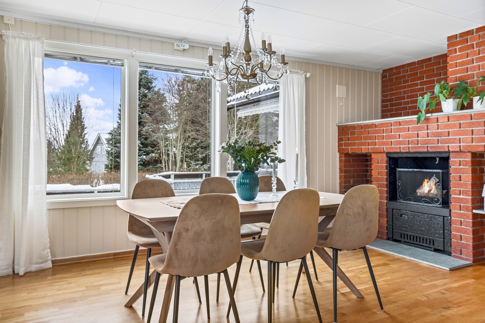 Den åpne vedpeisen i stuen skaper en lun stemning på kalde dager. Galleribilde