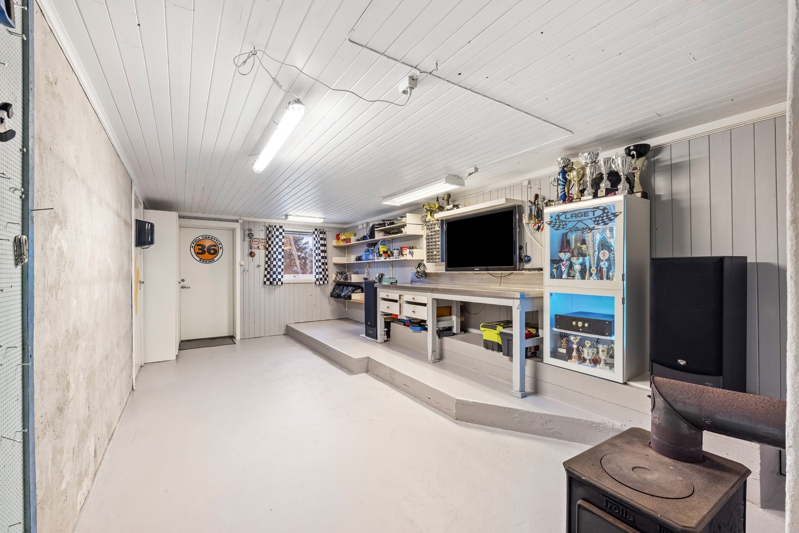 I underetasjen finnes også et verksted/bod med vedovn. Galleribilde