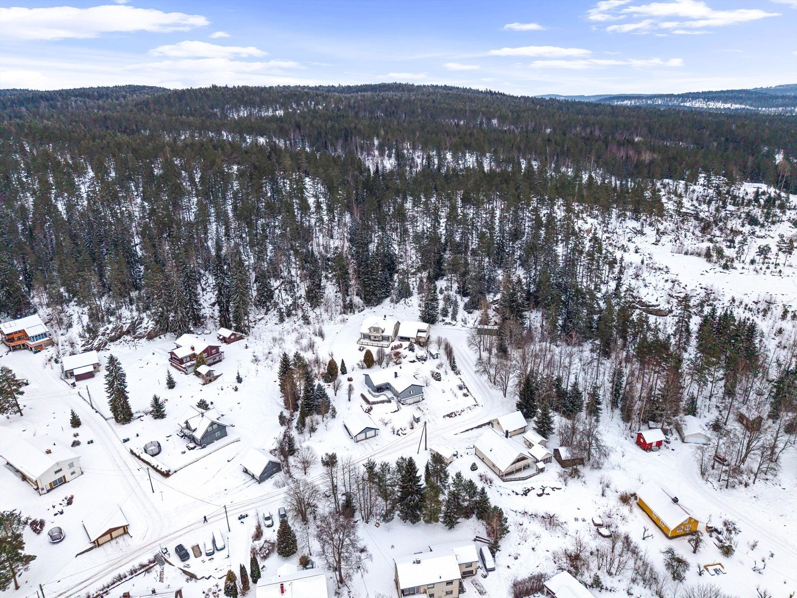 Boligen ligger i et etablert og barnevennlig boligområde med nærhet til naturen. Galleribilde