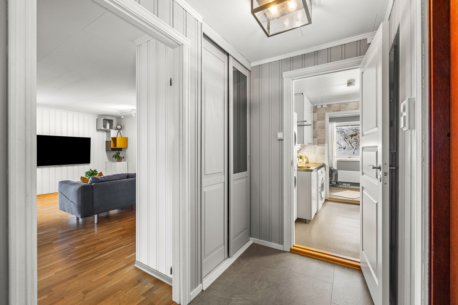 I ganger er det en praktisk skyvedørsgarderobe Galleribilde