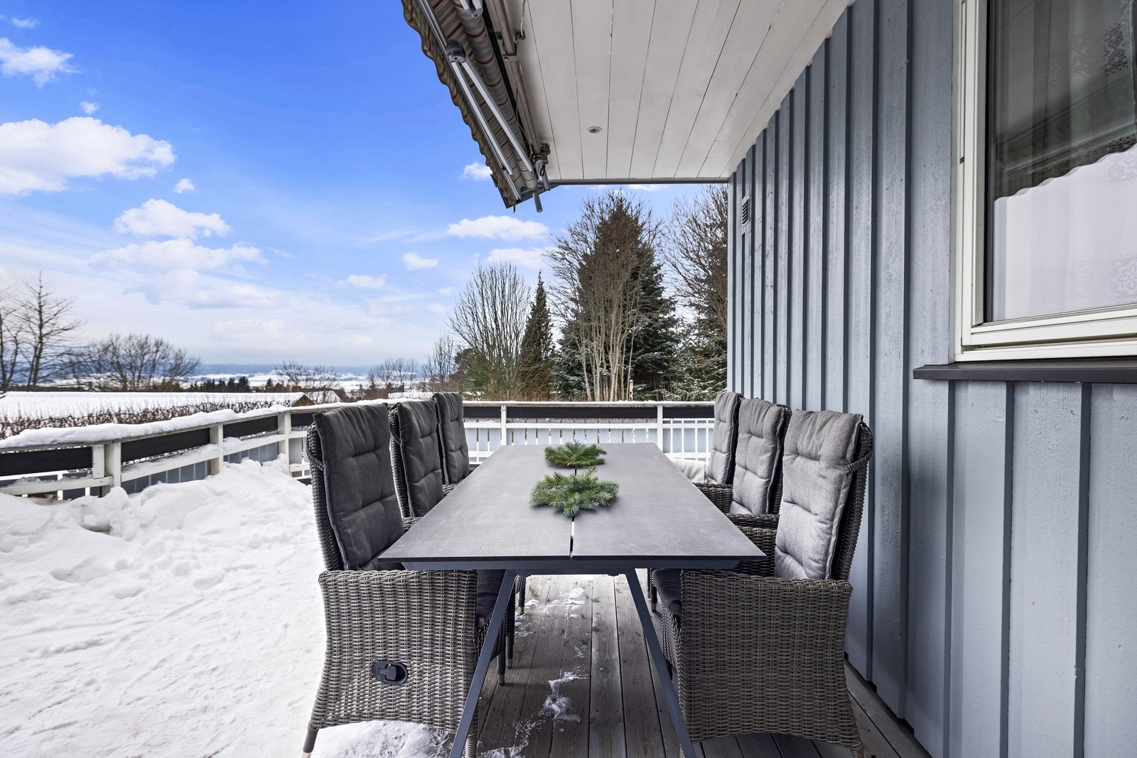 Terrassen er utstyrt med en elektrisk markise for solskjerming. Galleribilde