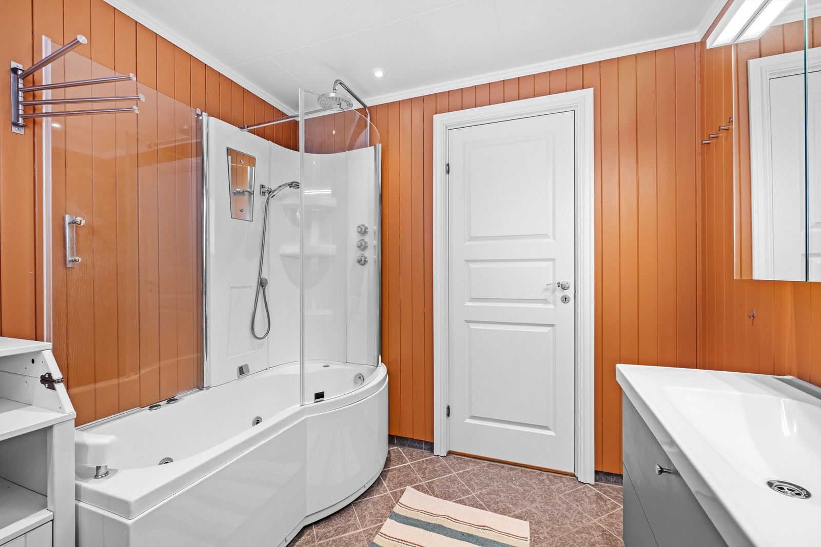 Her er det et kombinert dusjkar og badekar med regnfallsdusj. Galleribilde