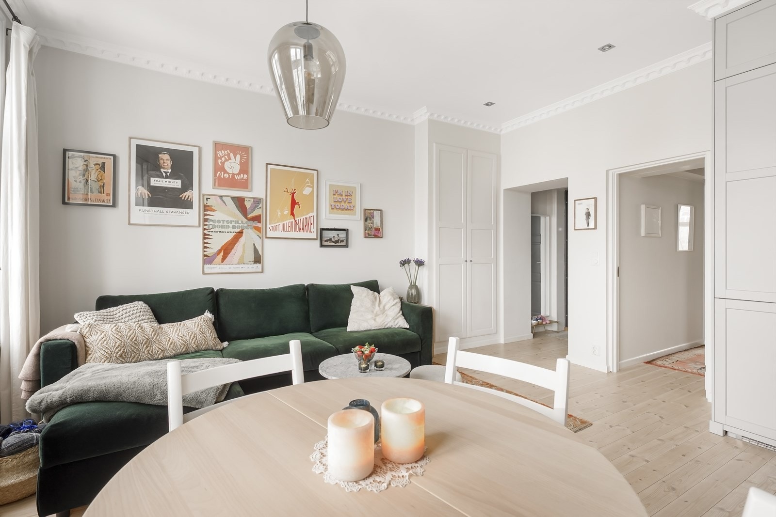 Stuen har god plass til sofa, tilhørende møblement, spisegruppe eller annet ønskelig interiør. Galleribilde