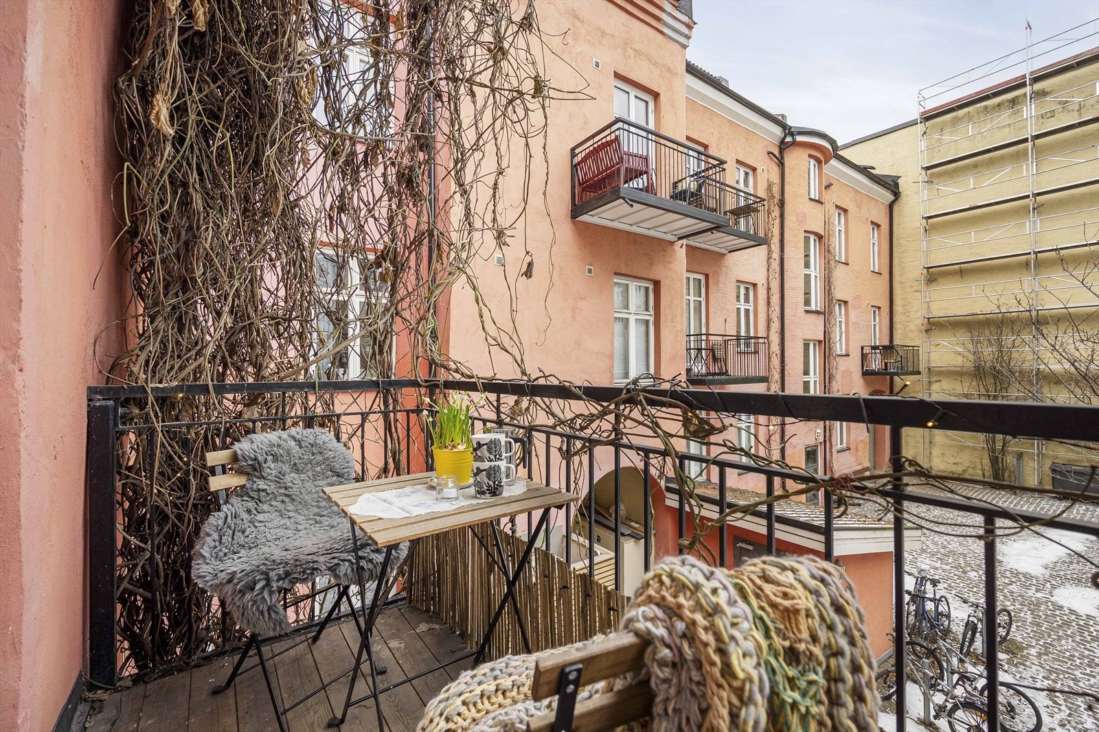 Balkongen byr på ettermiddagssol og hyggelig utsyn. Det er god plass til utemøblement. Galleribilde