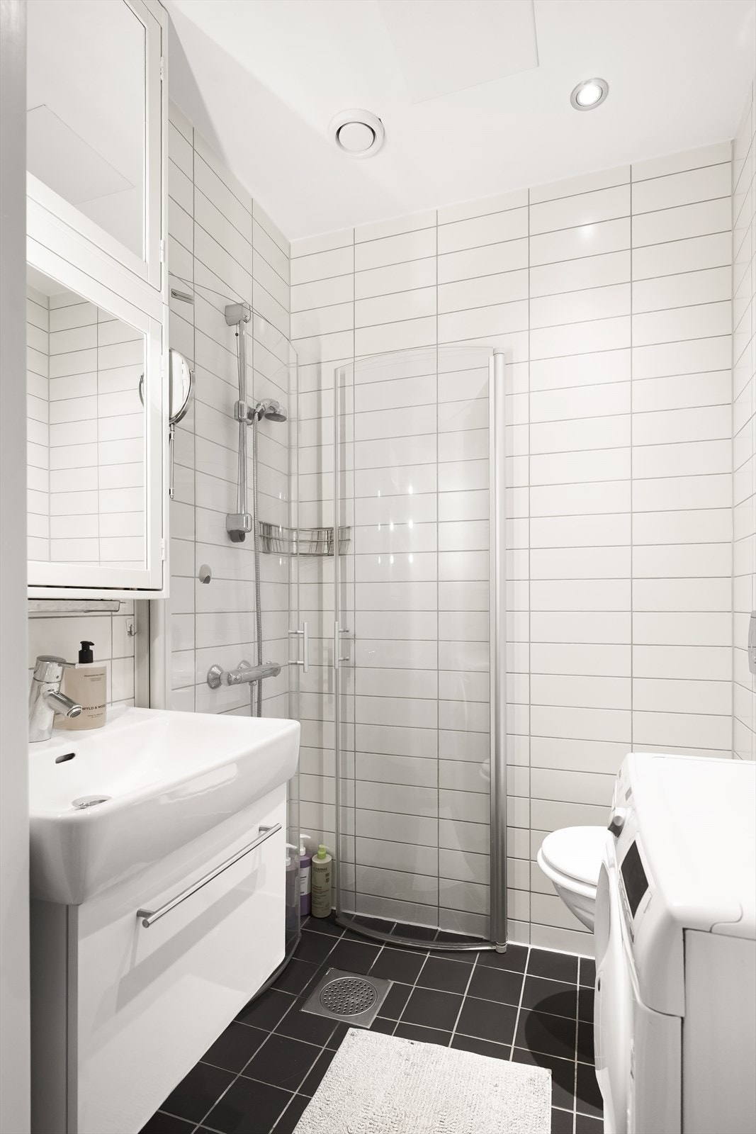 Innredningen består av servant, vegghengt toalett og dusjhjørne med innfellbare dører. Galleribilde