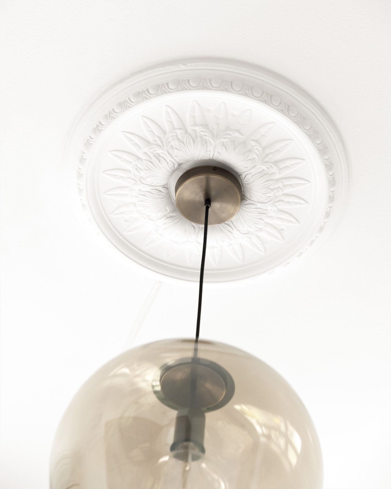 Leiligheten byr på flotte detaljer, som takrosetter. Takrosetten gir rommet et særegent og historisk uttrykk. Galleribilde