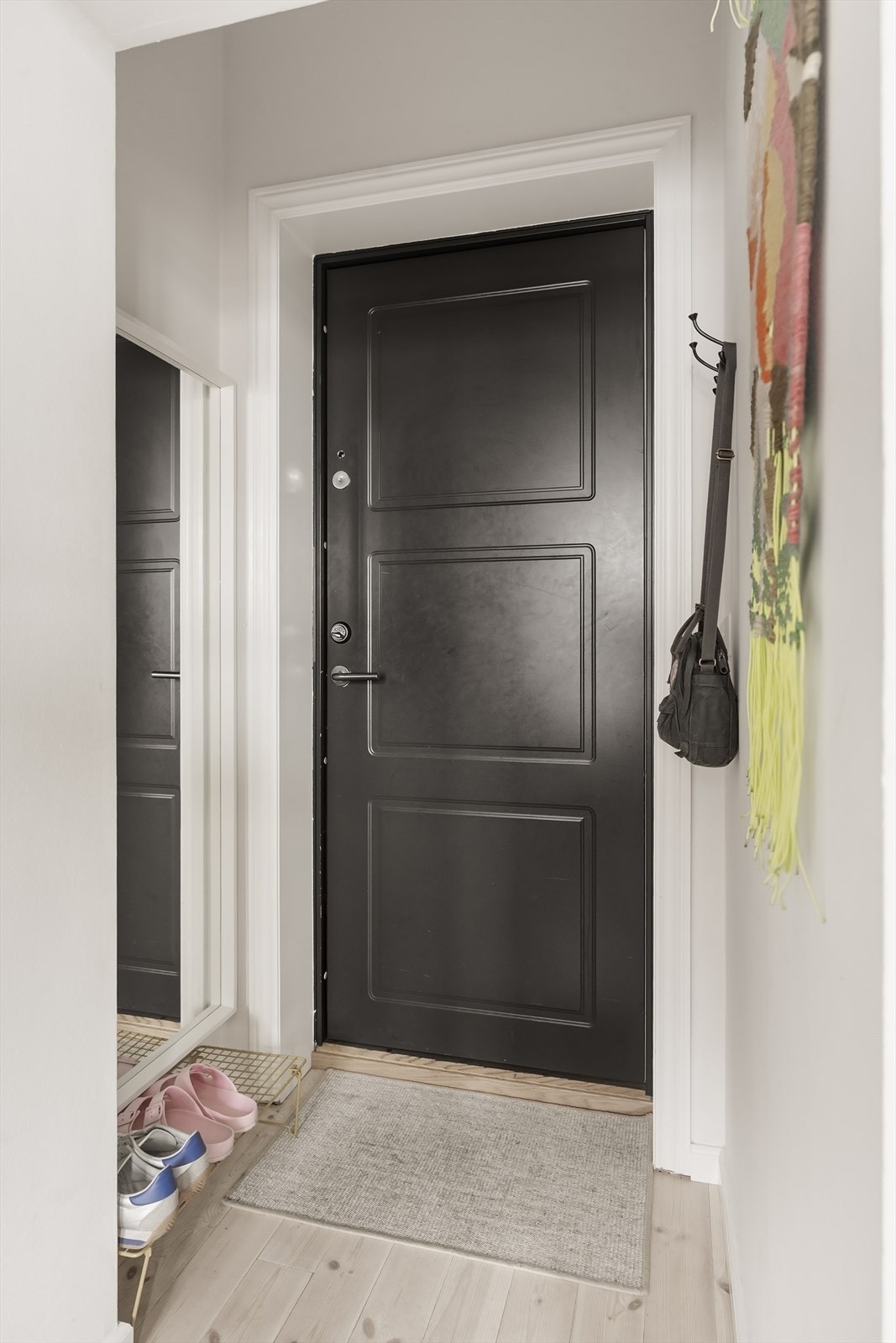 Velkommen inn! Gangen har gode muligheter til å henge fra seg jakker og sette fra seg sko. Galleribilde