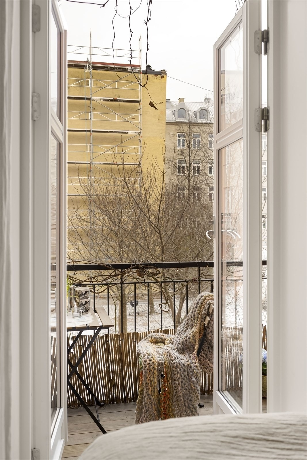 Balkongen gir en tilbaketrukket uteplass midt i byen. Galleribilde