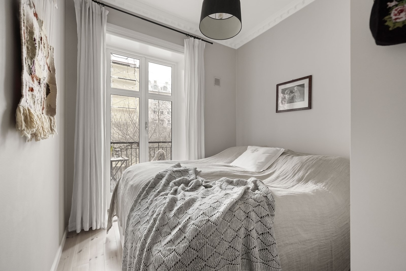 Soverommet har god plass til seng og vender inn mot et stille gårdsrom. Galleribilde