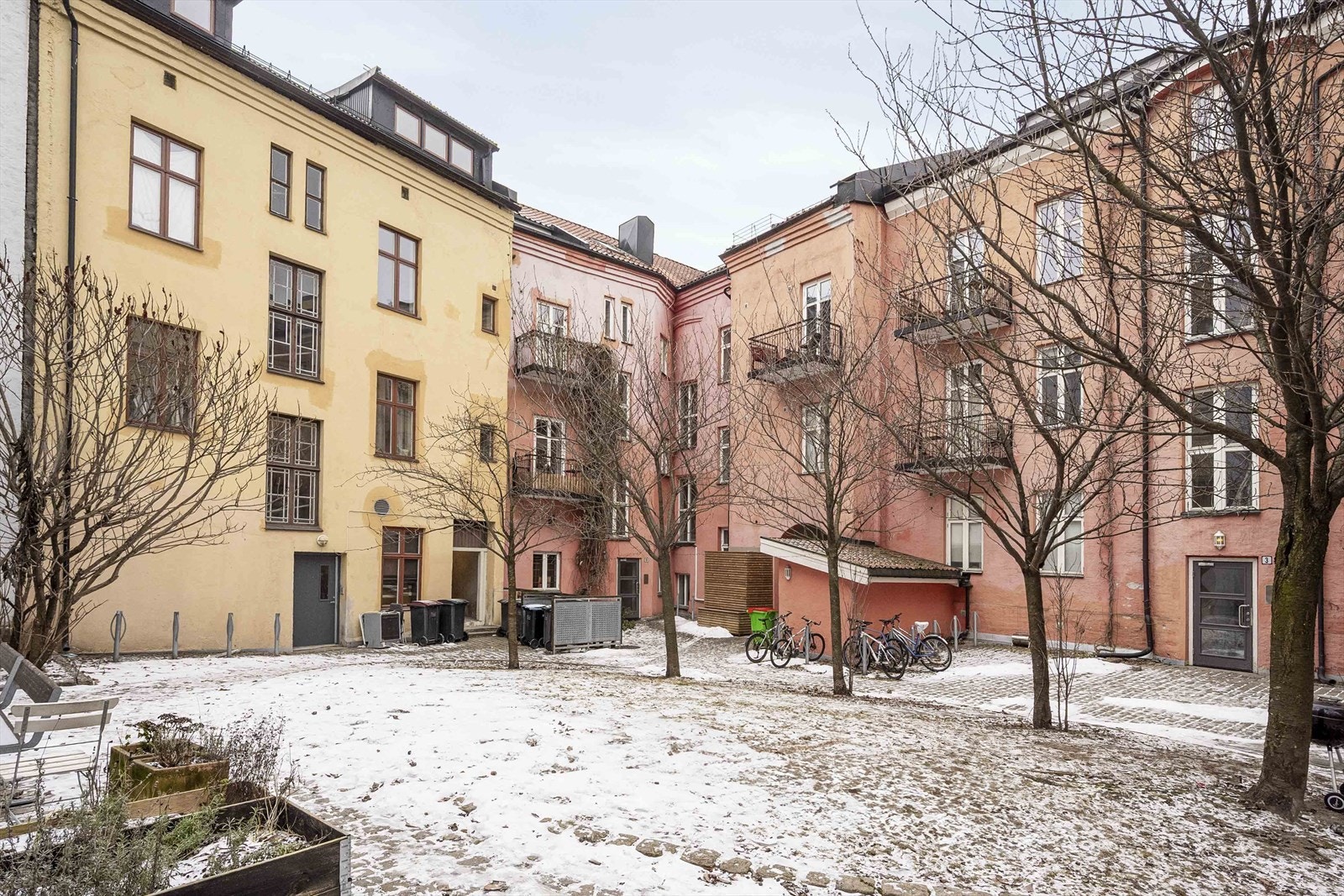 Eiendommen har en pent opparbeidet bakgård som disponeres i fellesskap. Galleribilde