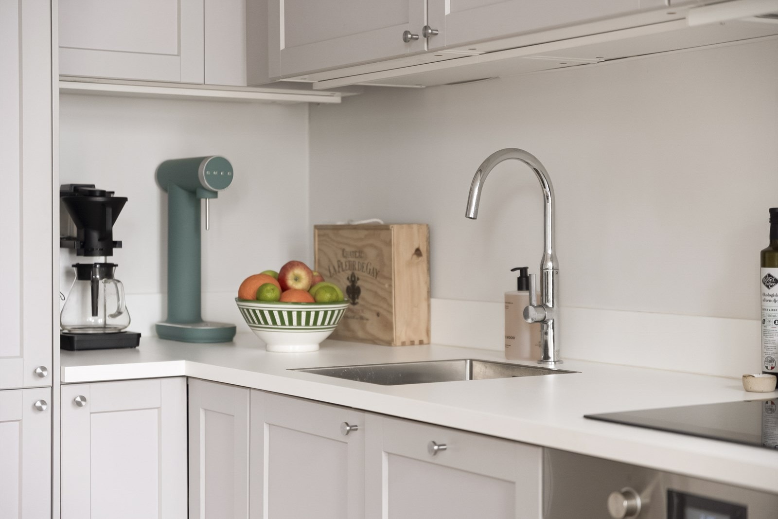 Kjøkkenet er pent, tidsnøytralt og byr på god skap- og benkeplass. Galleribilde