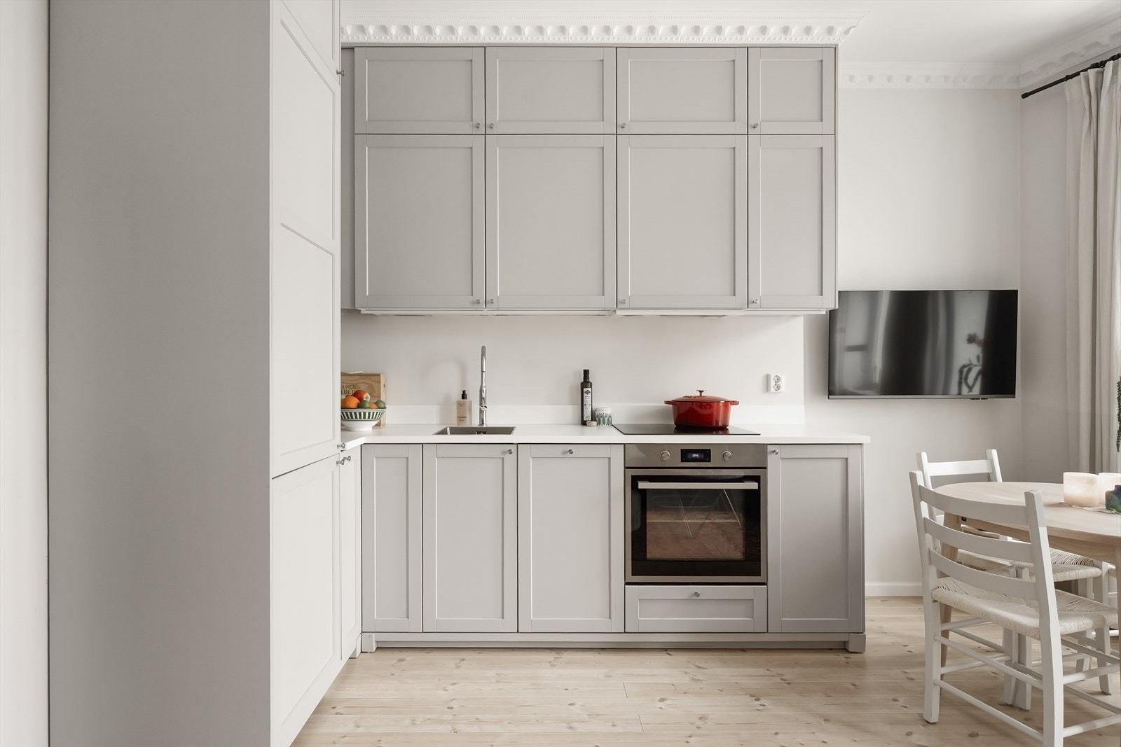 Kjøkkeninnredningen fra 2021 har profilerte fronter og integrerte hvitevarer. Galleribilde