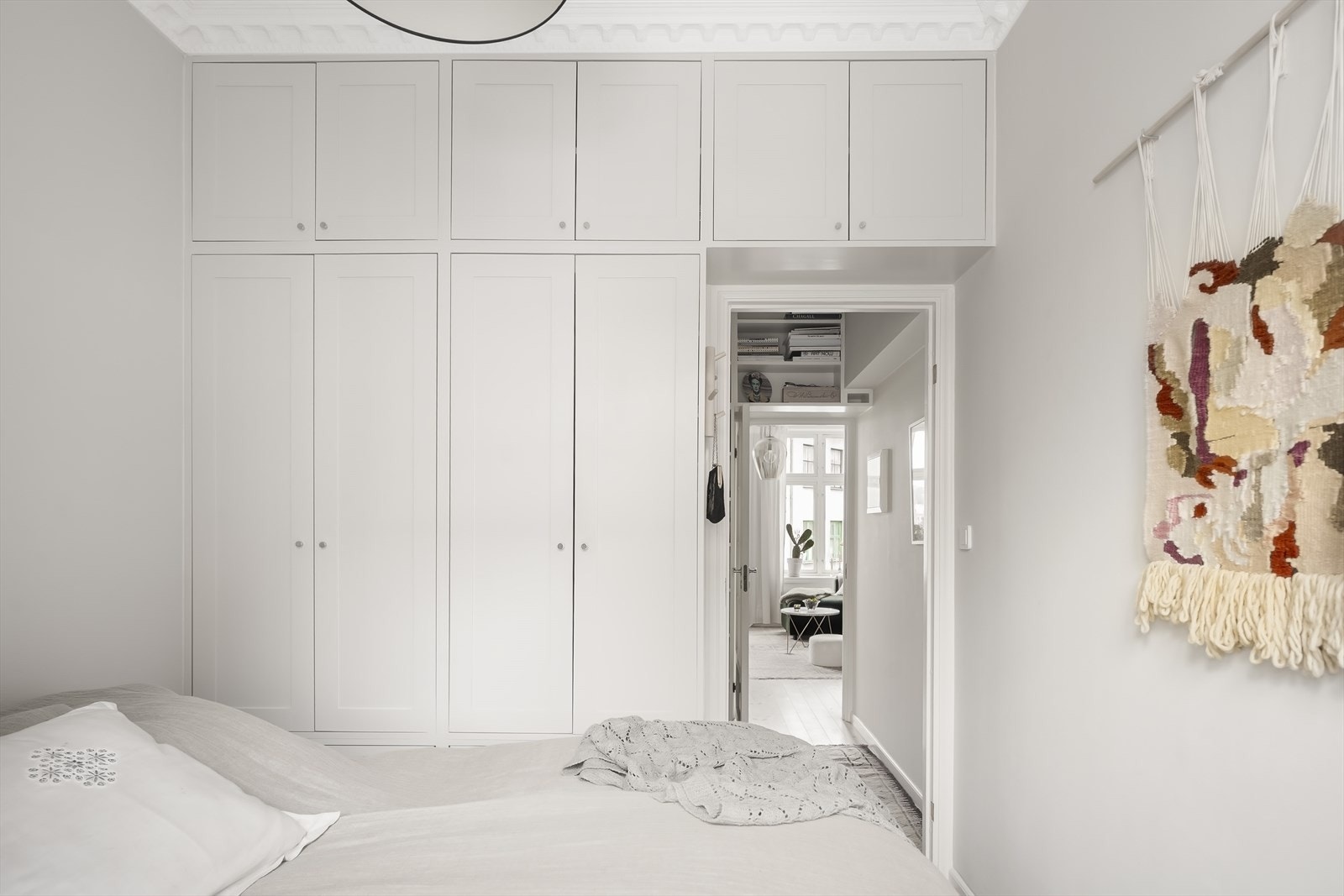 Rikelig med oppbevaringsplass i skap som er bygget av møbelsnekker! Galleribilde