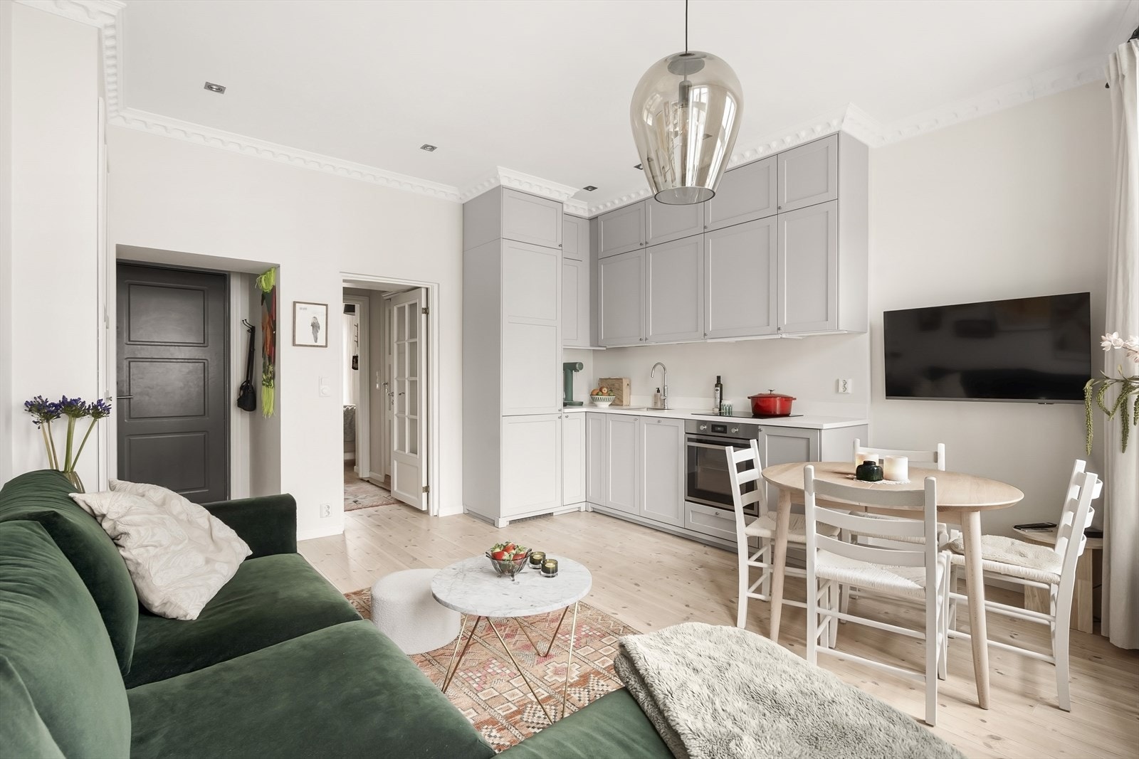 Leiligheten har en gjennomgående planløsning og består av en pen og praktisk åpen stue-/kjøkkenløsning. Galleribilde