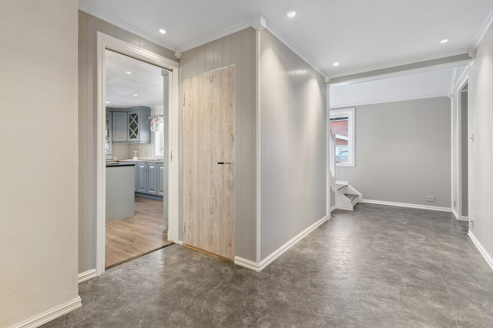 Gangen fungerer som et knutepunkt i etasjen med tilgang til bad, vaskerom, kjøkken og trapp til andre etasje. Galleribilde