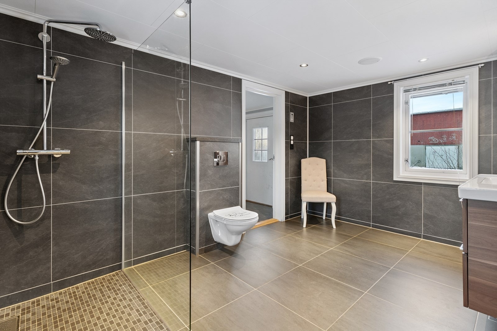 Badet i første etasje ble modernisert i 2018, med flislagt gulv og dusjhjørne. Galleribilde