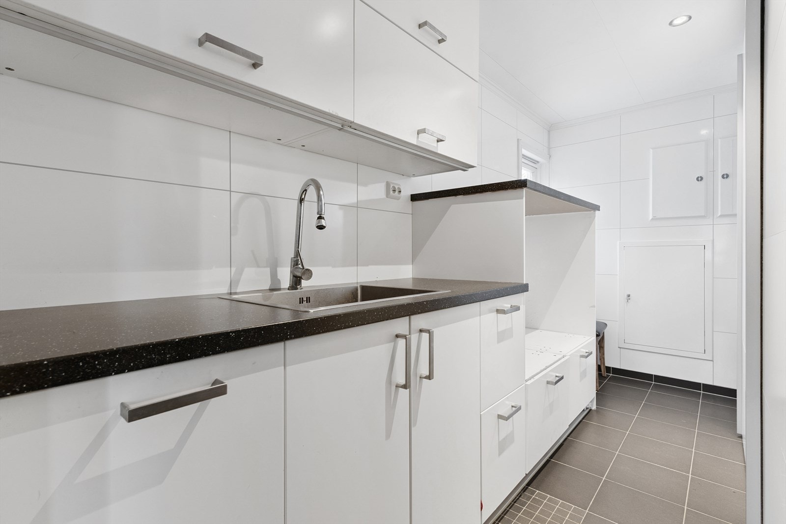 Separat og funksjonelt vaskerom med god skap- og benkeplass, samt opplegg for vaskemaskin. Galleribilde