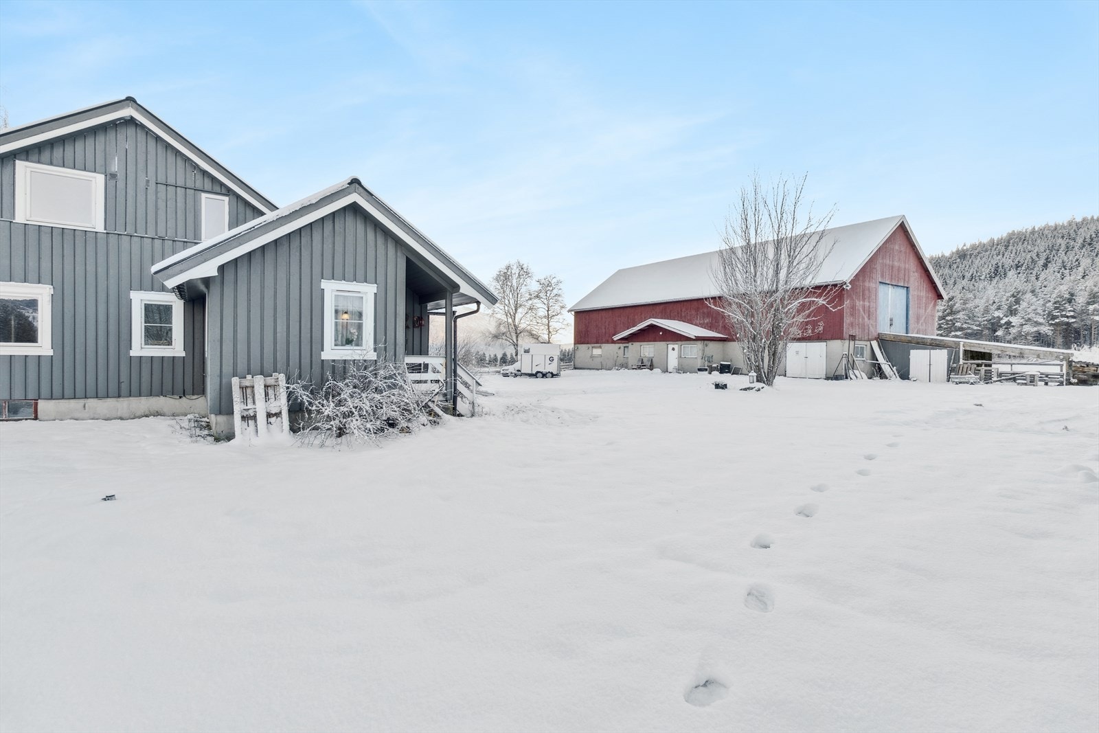 Hovedhuset har stående bordkledning som ble malt i 2017. Galleribilde