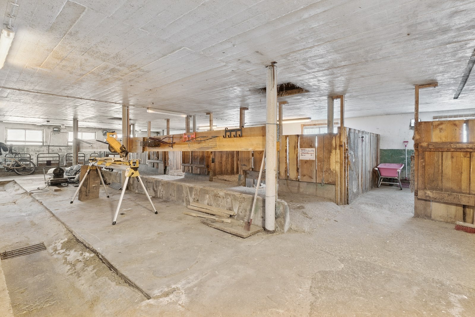 Innvendig er låven utbedret med plass for 4 hester. Galleribilde