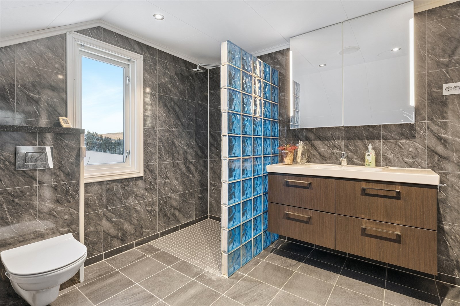 Badet er utstyrt med vegghengt toalett og har opplegg for badekar. Galleribilde