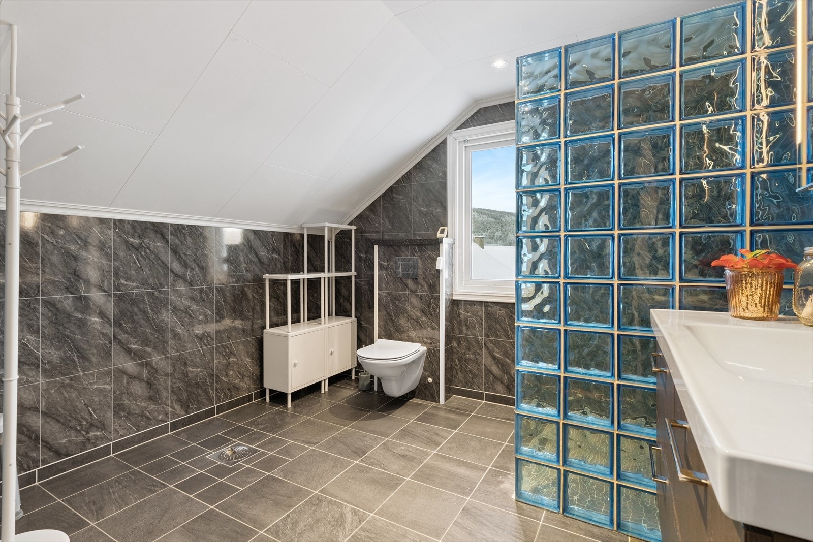 Det store badet i andre etasje er fra 2018 og har en stilig dusjnisje i glassbyggerstein. Galleribilde